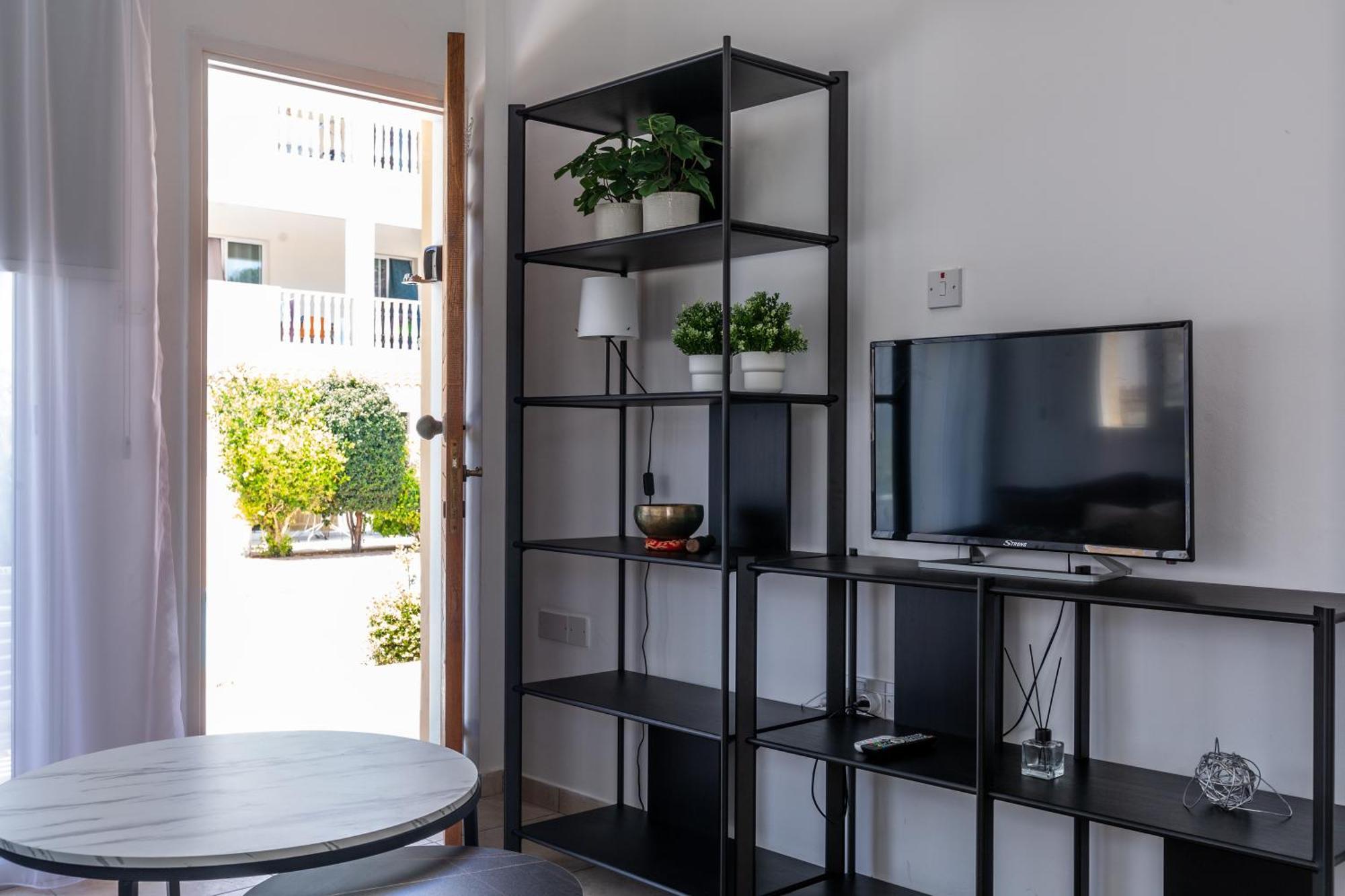 Beautiful One Bed Apartment In Paphos Ngoại thất bức ảnh