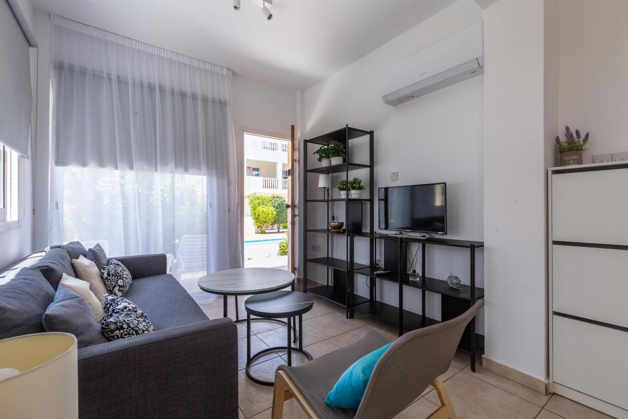 Beautiful One Bed Apartment In Paphos Ngoại thất bức ảnh